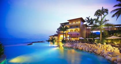 Stunning luxury property on the beach, with 3 outdoor swimming pools