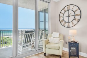 Apartment, Mehrere Betten (Emerald Dolphin unit 610) | Wohnbereich | Fernseher