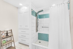 Apartment, Mehrere Betten (Emerald Dolphin unit 610) | Badezimmer | Seife, Toilettenpapier