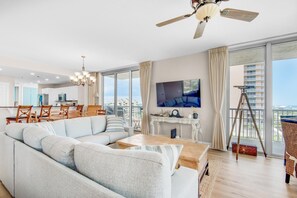 Living area - Emerald Dolphin Unit 610 (Pensacola Beach)