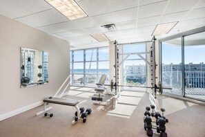 Condo, várias camas (Emerald Dolphin unit 610) | Sala de fitness