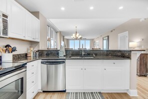 Private kitchen - Emerald Dolphin Unit 610 (Pensacola Beach)