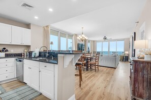 Apartment, Mehrere Betten (Emerald Dolphin unit 610) | Innenbereich