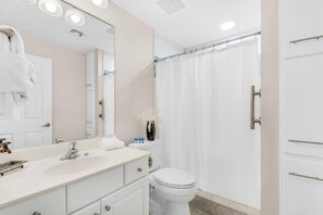 Condo, Plusieurs lits (Emerald Dolphin unit 610) | Salle de bain | Savon, papier de toilette