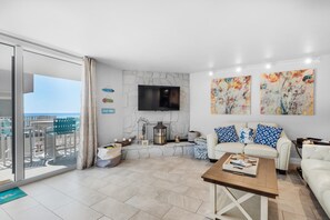 Condo, varias camas (Starboard Village 521) | Área de sala de estar | Televisión 