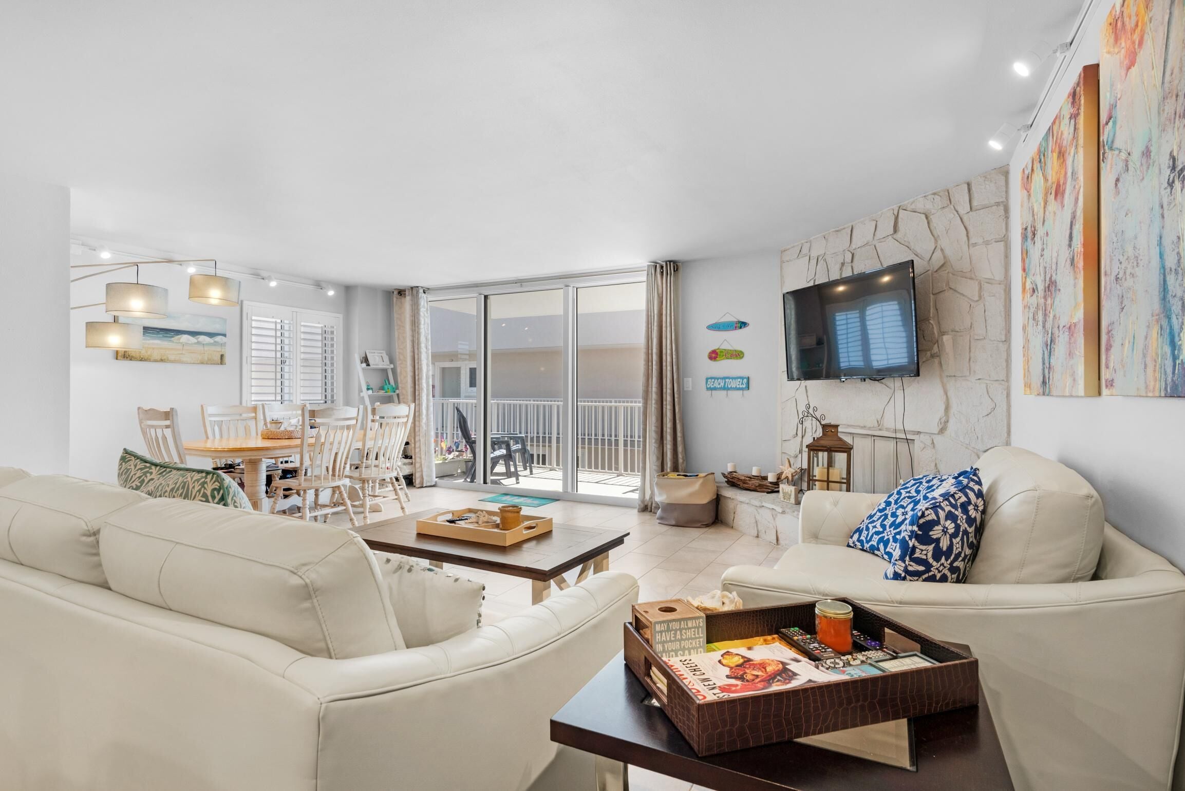 Condo, varias camas (Starboard Village 521) | Área de sala de estar | Televisión 