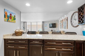 Condo, varias camas (Starboard Village 521) | Interior