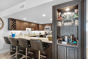 Condo, varias camas (Starboard Village 521) | Cocina privada | Horno y toallas de papel 