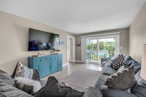 Apartment, Mehrere Betten (Deep Water Cove 103 - OLD) | Wohnbereich | Fernseher