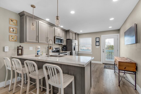 Appart'hôtel, plusieurs lits (Deep Water Cove 103 - OLD) | Cuisine privée | Serviettes en papier