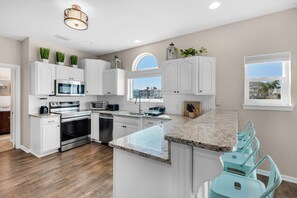 House, Multiple Beds (Nautilus) | Private kitchen | Oven, toaster, paper towels - Nautilus (Navarre)