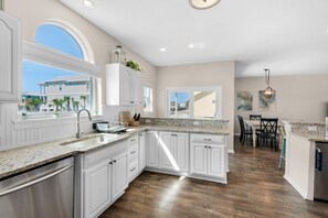 House, Multiple Beds (Nautilus) | Private kitchen | Oven, toaster, paper towels - Nautilus (Navarre)