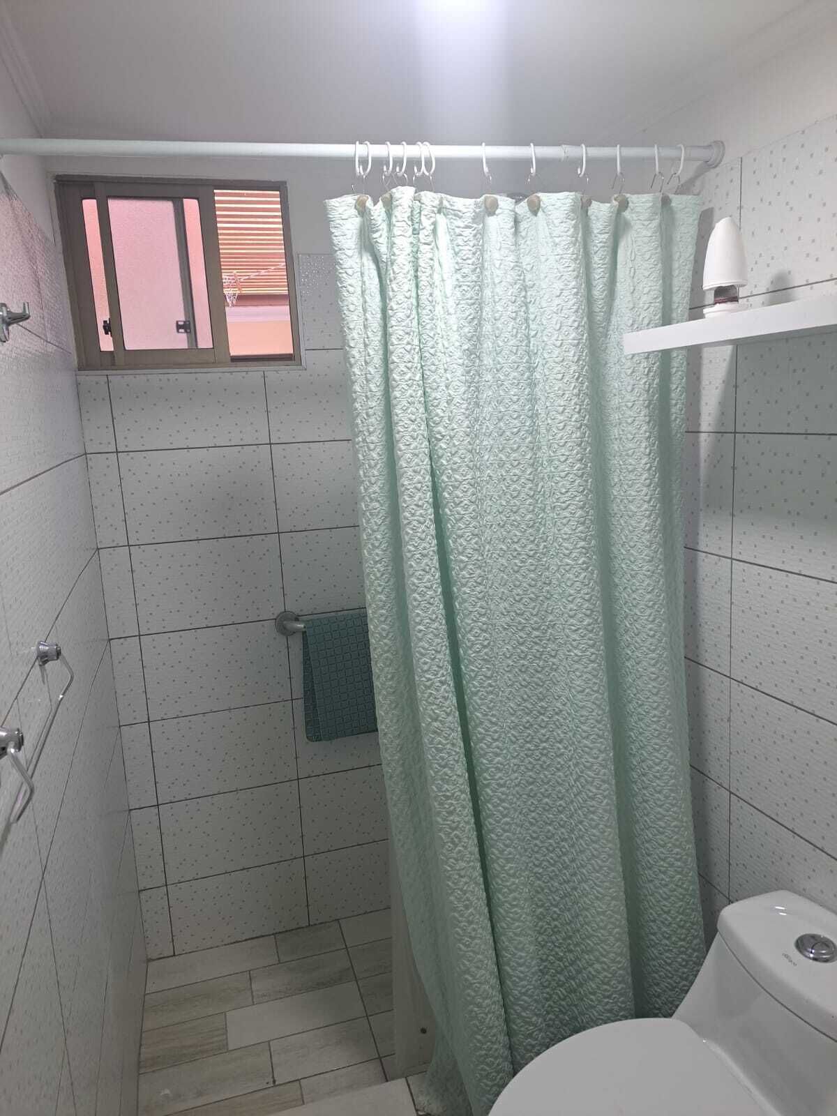 Sèche-cheveux, serviettes fournies, savon, papier toilette