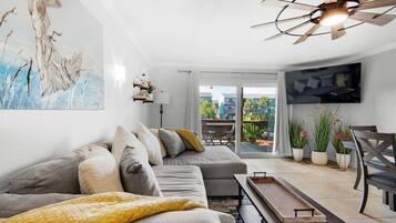 Nhà, nhiều giường (Turtle Hideaway) | Khu phòng khách | TV