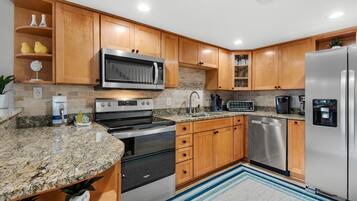 Nhà, nhiều giường (Turtle Hideaway) | Bếp riêng | Lò nướng, lò nướng bánh mì, khăn giấy