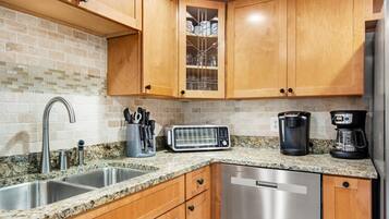 Townhome, Multiple Beds (Turtle Hideaway) | Private kitchen | Oven, toaster, paper towels