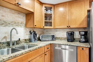 Townhome, Multiple Beds (Turtle Hideaway) | Private kitchen