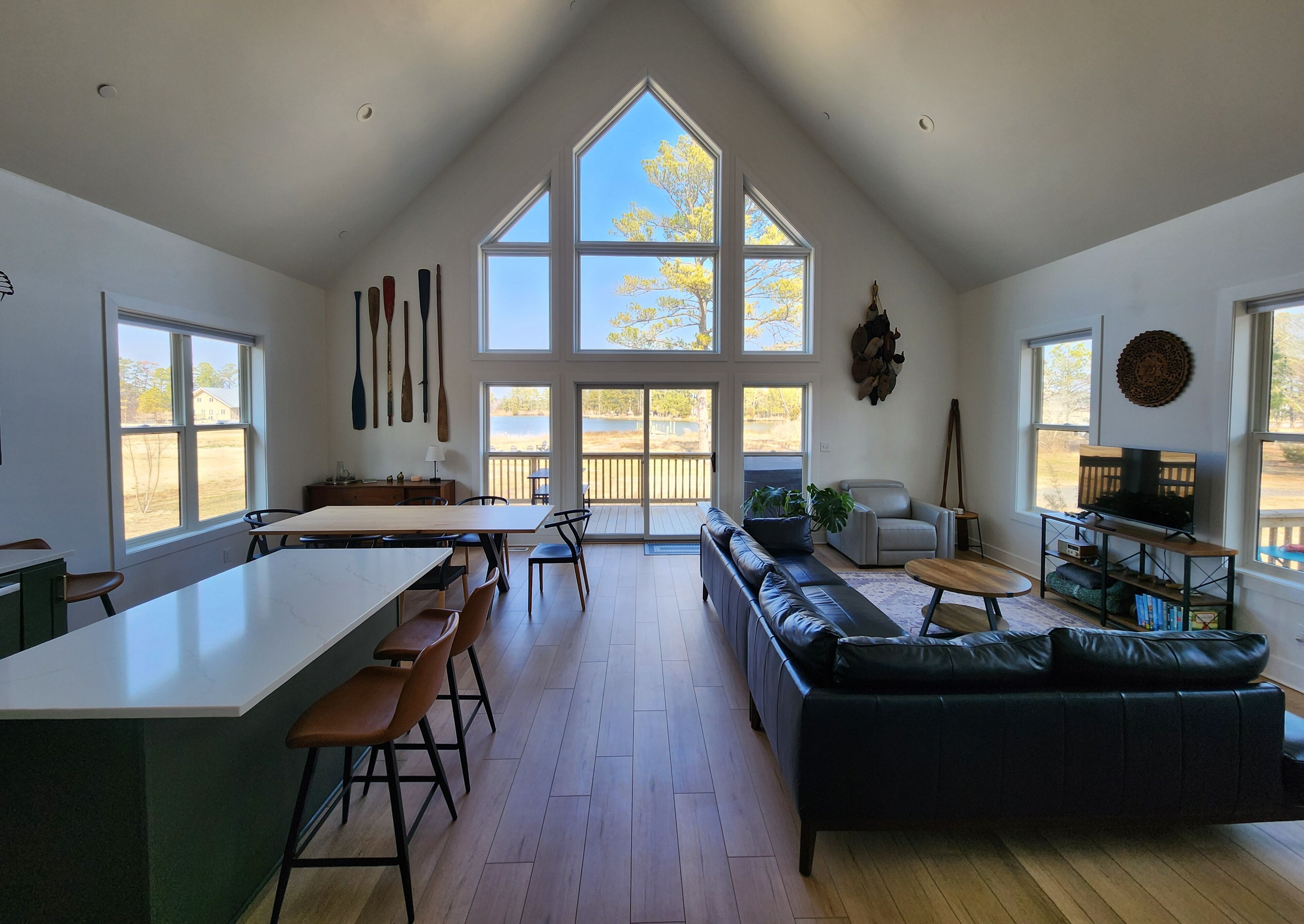 TV connectée, livres, chaîne hi-fi