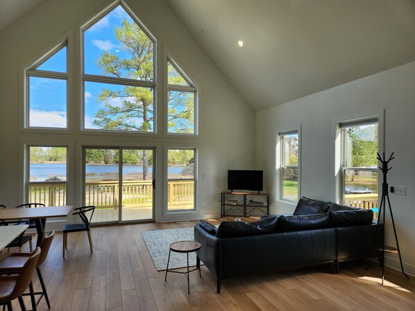 TV connectée, livres, chaîne hi-fi