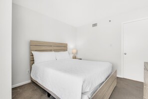 Apartment, Mehrere Betten (Tristan Towers unit 10A)