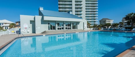 Apartamento, varias camas (Tristan Towers unit 10A) | Piscina | Una piscina al aire libre