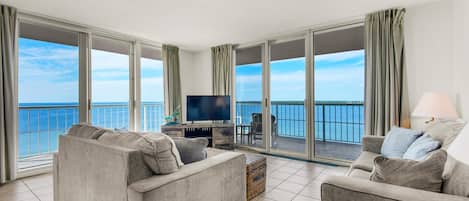 Apartamento, varias camas (Tristan Towers unit 10A) | Zona de estar | Una televisión