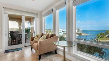 Nhà, nhiều giường (Tequila Sunrise) | Khu phòng khách | TV