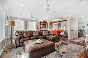 Living area - Tequila Sunrise (Pensacola Beach)