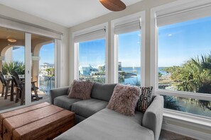 하우스, 침대(여러 개) (Tequila Sunrise) | 거실 공간 | TV