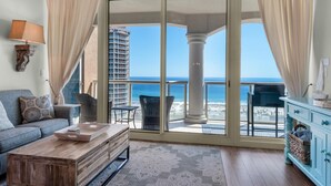 Condo, Berbilang Katil (Portofino Island Resort 4-1305) | Ruang tamu | TV 