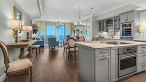 Condo, Berbilang Katil (Portofino Island Resort 4-1305) | Dapur peribadi | Ketuhar, pembakar roti, tisu 