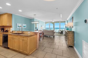 Apartamento, varias camas (Portofino Island Resort 5-603) | Cocina privada | Horno, tostadora y papel de cocina