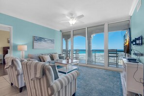 Appartement, meerdere bedden (Portofino Island Resort 5-603) | Woonruimte | Een televisie