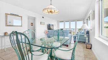 Appartement, meerdere bedden (Santa Rosa Dunes 1021) | Woonruimte | Een televisie