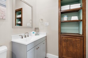 House, Multiple Beds (Para-Dise) | Bathroom