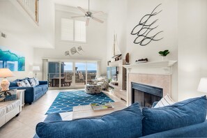 Appartement, Meerdere bedden (Portside Villas unit 17 - Beach Life) | Woonruimte | Televisie