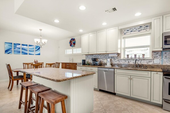 Appartamento, letti multipli (Portside Villas unit 17 - Beach Life) | Cucina privata | Forno, tostapane, carta assorbente
