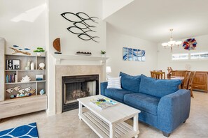 Appartement, Meerdere bedden (Portside Villas unit 17 - Beach Life) | Woonruimte | Televisie