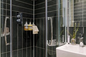 Articles de toilette de luxe, sĂšche-cheveux, serviettes fournies, savon