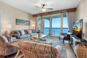 Apartamento, varias camas (Portofino Island Resort 1-1306) | Zona de estar | Una televisión