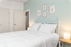 2 bedrooms, Internet, bed sheets - French Country Home In the Woods (Lakebay)