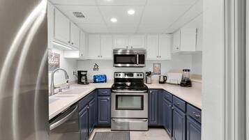 Condo, 1 Queen Bed with Sofa bed (Sand Dollar W-103) | Private kitchen | Oven, toaster, paper towels