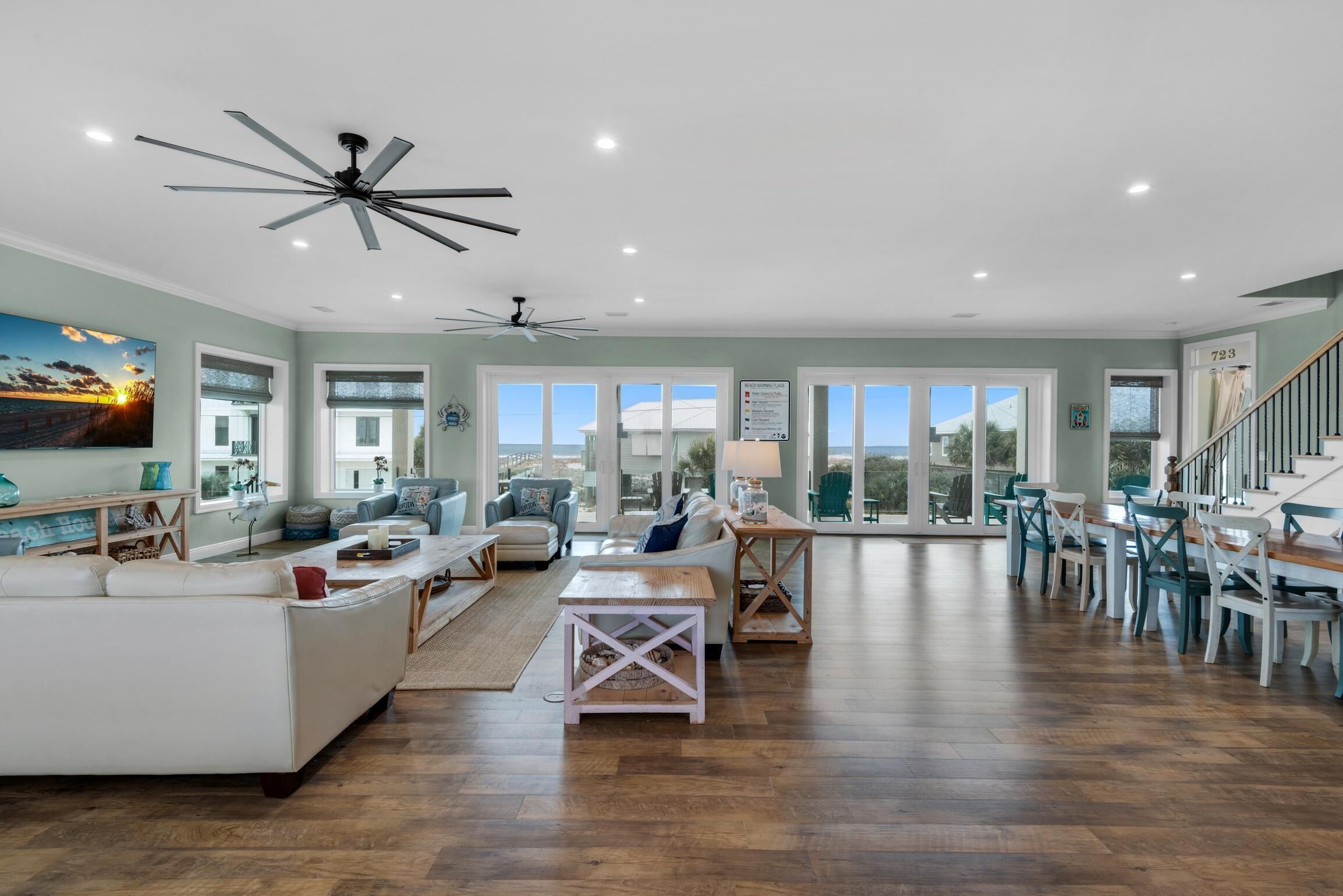 Nhà, nhiều giường (Emerald Oasis) | Khu phòng khách | TV 