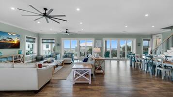 Nhà, nhiều giường (Emerald Oasis) | Khu phòng khách | TV