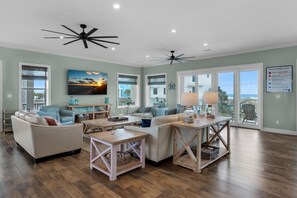 Living area - Emerald Oasis (Pensacola Beach)