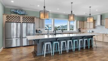 Nhà, nhiều giường (Emerald Oasis) | Bếp riêng | Lò nướng, lò nướng bánh mì, khăn giấy