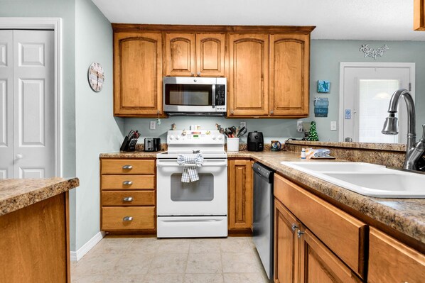 Private kitchen - Beachview 101- Beaches and Moonbeams (Navarre)