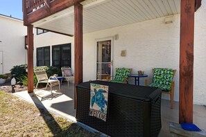 Appart'hôtel, plusieurs lits (Beachview 101- Beaches and MoonBeams) | Terrasse/Patio