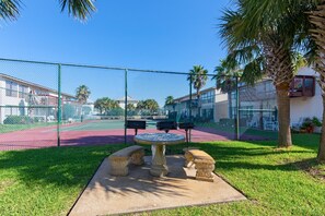 Condo, Multiple Beds (Beachview 101- Beaches and MoonBeams) | Outdoor dining