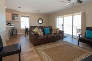 Condo, varias camas (Sunset Harbor Villas 431) | Área de sala de estar | Televisión